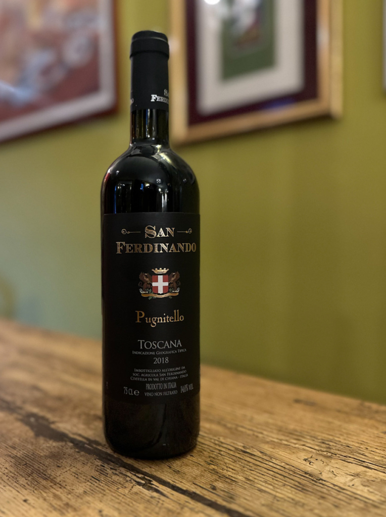 Rosso rubino scuro, con eleganti note di frutti a polpa scura, violetta e spezie dolci.